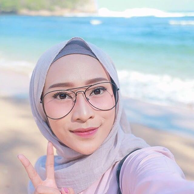 Indonesia hijab pink berkacamata nyepong