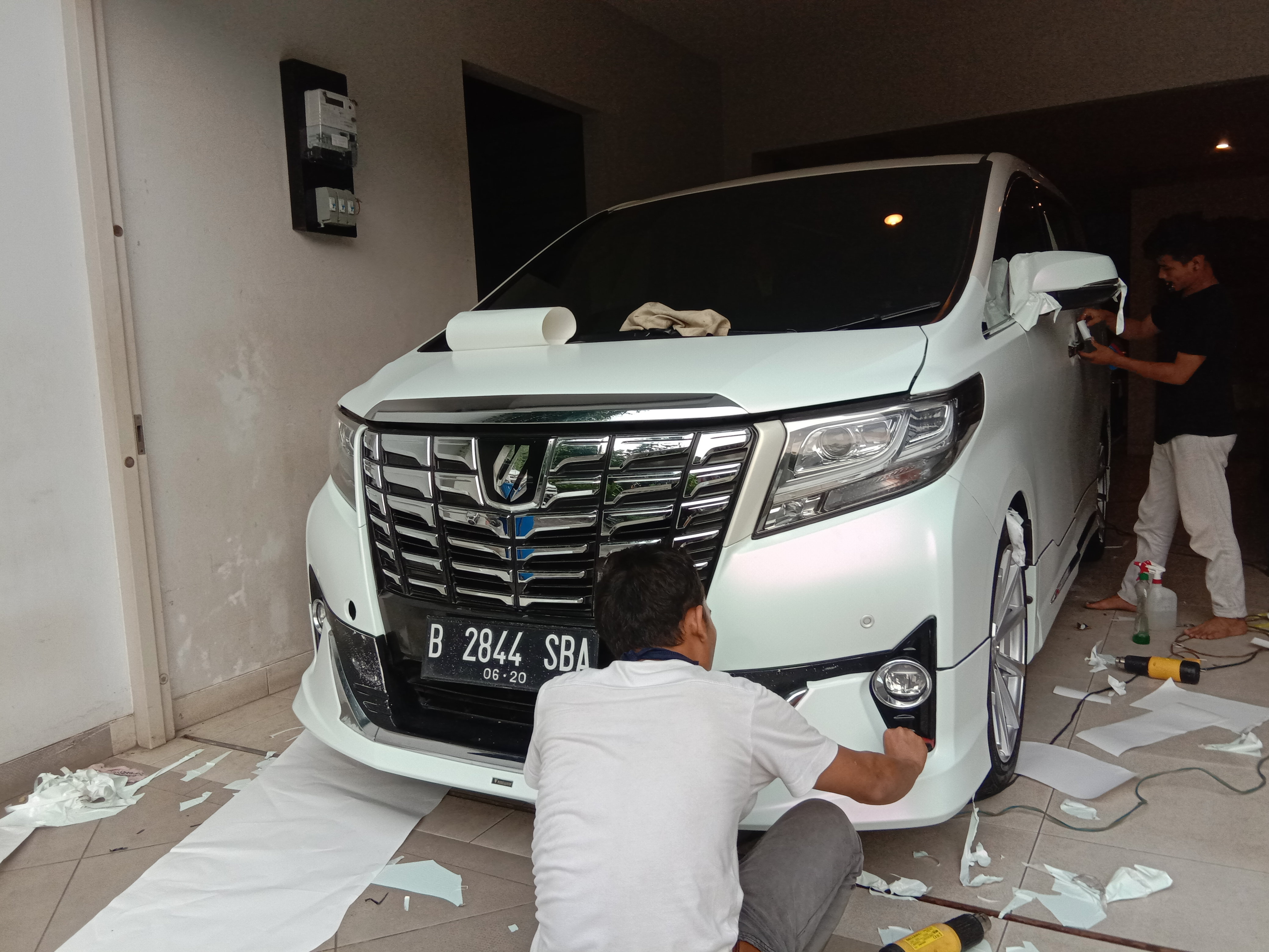 Jasa pasang sticker mobil panggilan