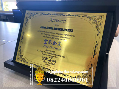 Raja plakat bandung, plakat bandung, jual plakat di bandung, harga plakat, plakat murah, plakat wisda, plakat penghargaan, plakat akrilik, plakat resin, plakat led, plakat adalah, plakat murah, plakat kristal, jual plakat kristal murah, plakat murah berkualitas, resin, piapa resin, membuat resin, plakat bahan resin, plakat gubernur, plakat mewah