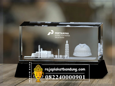 Raja plakat bandung, plakat bandung, jual plakat di bandung, harga plakat, plakat murah, plakat wisda, plakat penghargaan, plakat akrilik, plakat resin, plakat led, plakat adalah, plakat murah, plakat kristal, jual plakat kristal murah, plakat murah berkualitas, resin, piapa resin, membuat resin, plakat bahan resin, plakat gubernur, plakat mewah