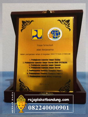 plakat kayu kuningan, plakat kayu, plakat kuningan, grafir, plakat kenang kenangan,plakat bandung, jual plakat bandung, plakat akrilik plakat resin, plakat kuningan, plakat murah, plakat adalah, plakat bandung murah, plakat wisuda, plakat kenang kenangan, arti plakat, plakat kantor, plakat jakarta, plakat perlombaan, 1 suvenir, pembuat plakat, pengrajin plakat, raja plakat bandung, plakat, pakat