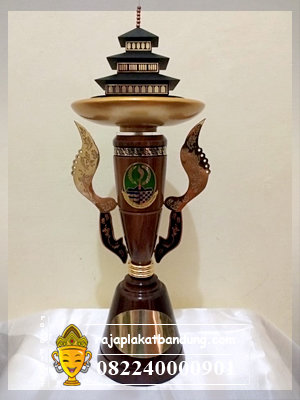 plakat kayu, plakat gedung sate, piala gedung sate, plakat bandung, plakat jawa barat, plakat mewah, plakat hadiah, plakat souvenir, souvenir piala, piala souvenir, piala bandung