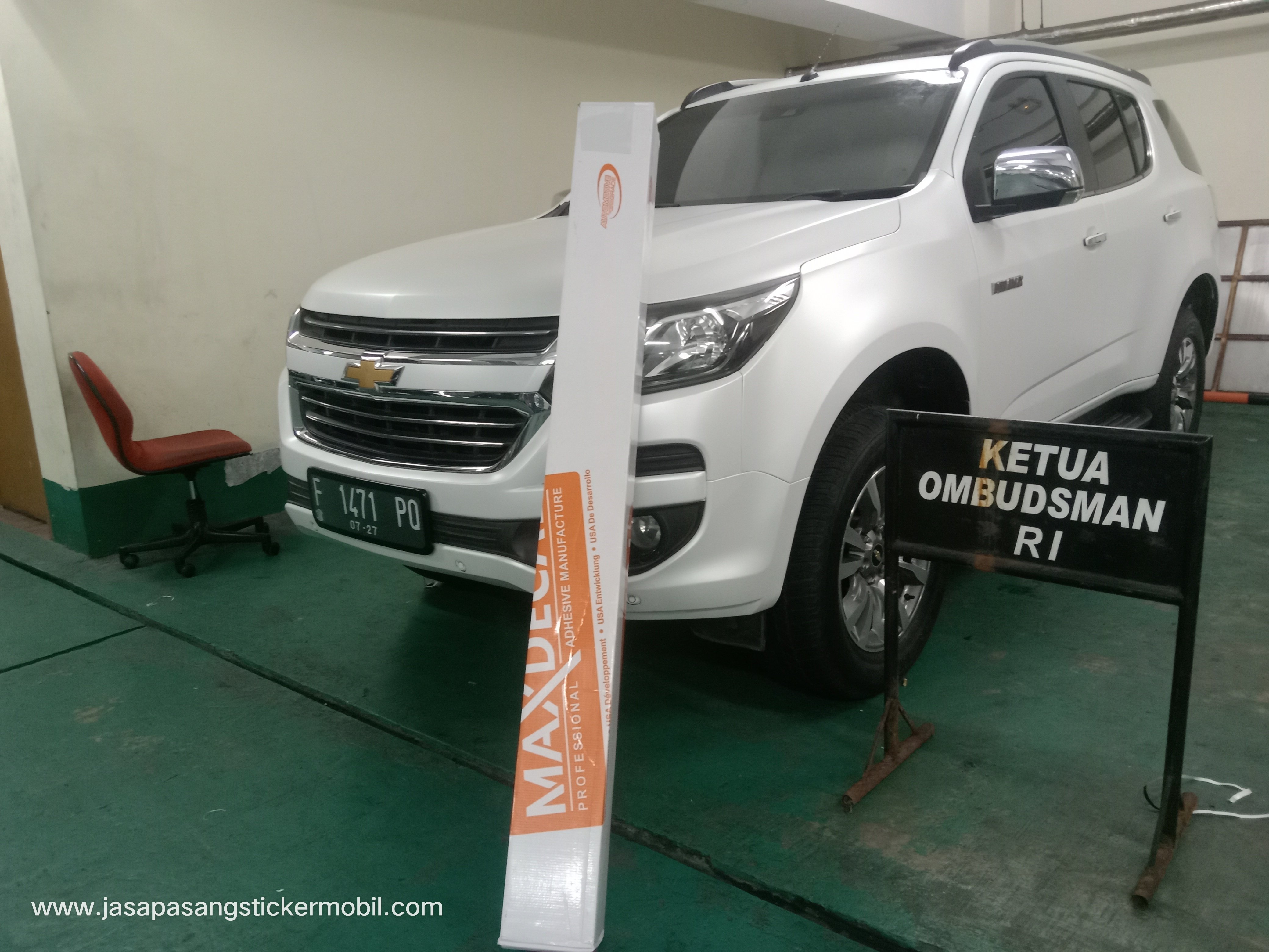 Wrapping Mobil Cempaka putih