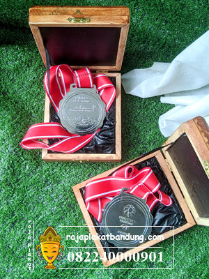 medali hsbc silver, medali hsbc, medali badminton hsbc, medali buluangkis hsbc,, medali daihatsu master gold, medali daihatsu master silver, medali badminton daihatsu, medali bulutangkis daihatsu,medali badminton bhayangkara, medali badminton, medali bulutangkis, contoh medali badminton, contoh medali bulutangkis, desain medali badminton, desain medali bublutangkis, medali bwf, medali viva, medali indonesia open, medali thomas cup, , medali premium, medali bandung, jual medali bandung, harga medali bandung, desain medali bandung, contoh medali, medali sepakbola, desain medali, harga medali, desain medali emas, contoh medali emas, desain medali perak, contoh medali perak, toko medali bandung, pusat medali bandung, medali kejuaraan, contoh medali kuningan, contoh medali emas, pusat medali bandung