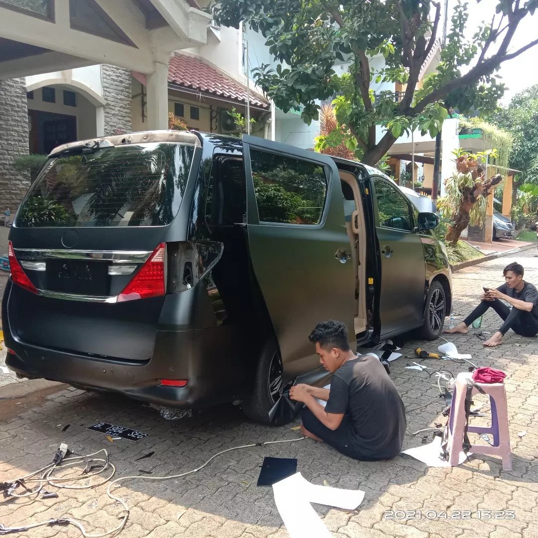 Jasa pasang sticker mobil door to door