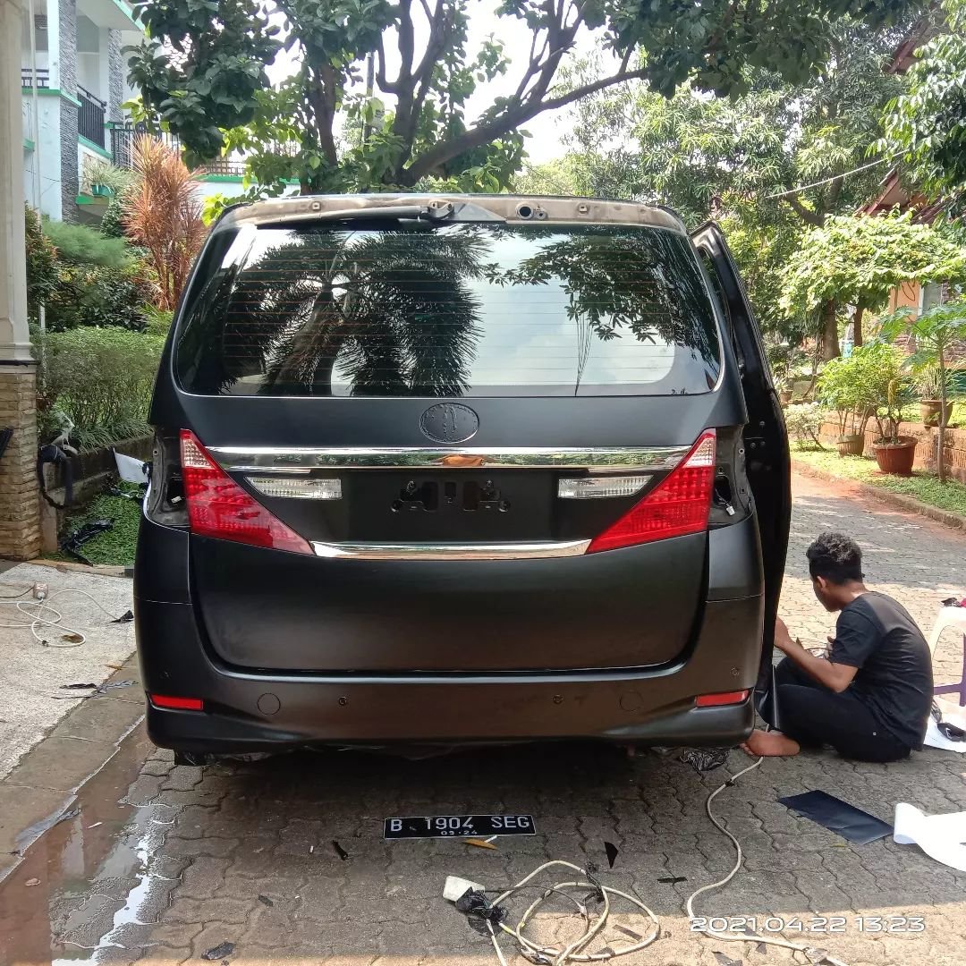 Jasa pasang sticker mobil door to door