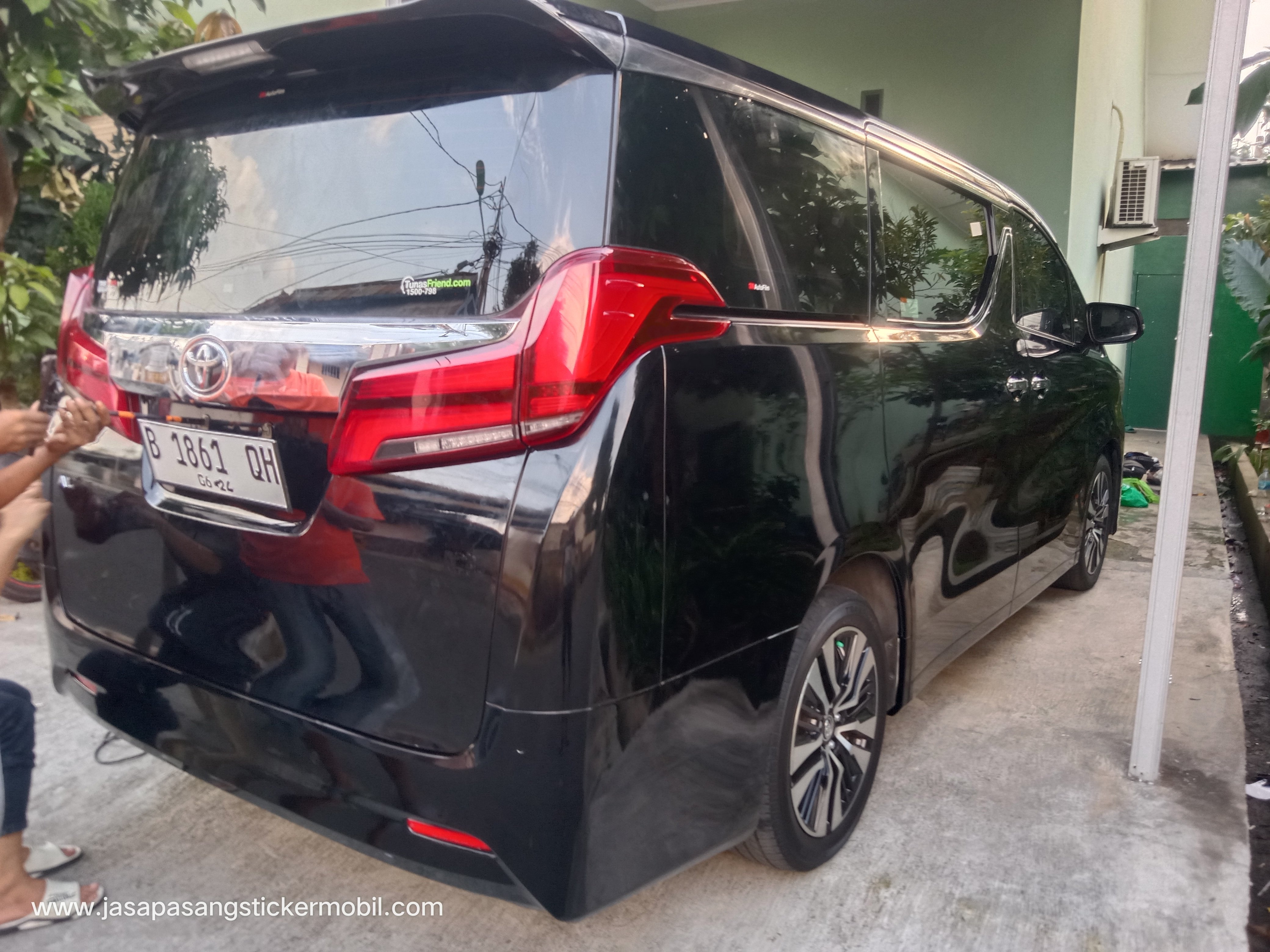 Jasa pasang sticker mobil door to door