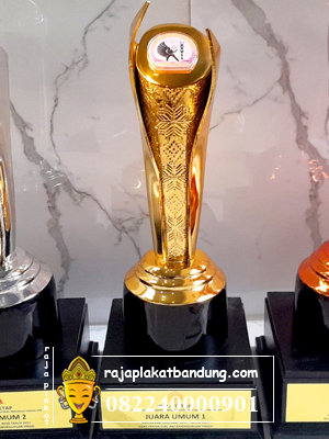 piala silat, piala silat perisai diri, piala beladiri, piala gulat, piala taekwondo, piala karate, piala logam, piala olahraga beladiri, piala peratung, piala logam bandung, piala kuningan, piala resin, contoh piala kuningan, contoh piala timah