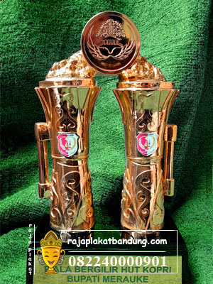 piala custom, jual piala custom, toko piala custom, contoh piala custom, piala bupati merauke, piala papua, piala kuningan, piala sepakbola, piala bergilir, piala kopri, piala hut, piala kuningan, piala premium, contoh piala premium, jual piala premium, souvenir perusahaan, plakat perusahaan, plakat pemerintahan, plakat pemerintah, plakat kuningan, jual plakat kuningan, plakat pemerintahan papua, plakat papua