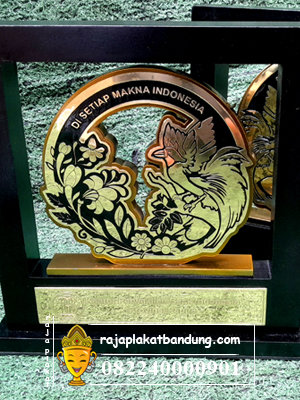 plakat bank indonesia, plakat kayu, plakat kayu akrilik, jual plakat kayu, plakat kayu perusahaan, plakat kayu corporate, plakat bank, plakat kayu bank indonesia, jual plakat kayu, contoh plakat kayu, desain plakat kayu, plakat kayu murah, desain plakat kayu, plakat kayu custom, custom plakat kayu, plakat kayu desain sendiri, plakat kayu di bandung, piala custom, souvenir custom, raja plakat bandung