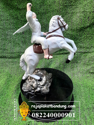 miniatur kuda, miniatur kuda putih, miniatur undip, miniatur resin, jual miniatur, miniatur kudalumping, miniatur kuda, miniatur kuda resin, miniatur kuda dekoratif, miniatur kuda hias, miniatur resin, miniatur hewan resin, miniatur pajangan resin, miniatur kerajinan resin, miniatur hiasan rumah, miniatur interior, miniatur koleksi, miniatur kuda unik, miniatur kuda handmade, miniatur kuda elegan, miniatur kuda cantik, miniatur kuda klasik, miniatur hiasan meja, miniatur kuda modern, miniatur kuda kerajinan, miniatur kuda souvenir, souvenir premium, raja plakat bandung, plakat bandung, piala custom. piala custom bandung, souvenir custom bandung, souvenir kuda custom, custom souvenir kuda