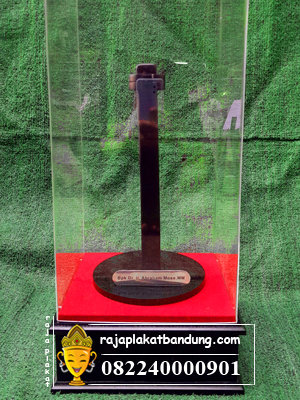 cinderamata keris, cinderamata keris custom, custom cinderamata keris, cinderamata tempat keris, custom cinderamata tempat keris, contoh cinderamata keris, contoh cinderamata tempat keris, tempat keris bandung, raja plakat bandung, pusat cinderamata bandung, jual cindermata bandung, cindermata perusahaan, cinderamata pemerintahan, cinderamata penghargaan, raja plakat bandung, plakat custom, souvenir premium