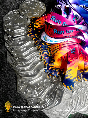 medali AIDS sedunia, World AIDS Day medal, Hari AIDS sedunia, pita merah AIDS, HIV awareness, medali pita merah, kampanye HIV, simbol AIDS, penghargaan AIDS, health awareness medal, red ribbon award, medali kesehatan global, hari kesehatan dunia, kampanye HIV AIDS, edukasi HIV, medali logam, medali custom, medali custom bandung, medali perak, jual medali, contoh medali, medali kejuaraan, contoh medali kejuaraan, desain medali, raja plakat bandung, souvenir premium, piala custom