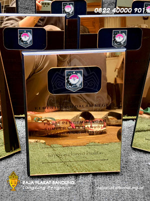 plakat kemendagri, souvenir kemendagri, souvenir kementrian, souvenir mentri, souvenir pemerintahan, souvenir custom, custom souvenir, souvenir corporate, souvenir custom pemerintahan, souvenir pemerintahan custom, custom souvenir pemerintahan, souvenir corporate custom, custom souvenir corporate, souvenir akrilik, souvenir kenang kenangan, souvenir custom bandung, souvenir corporate custom, souvenir akrilik custom, souvenir premium, raja plakat bandung