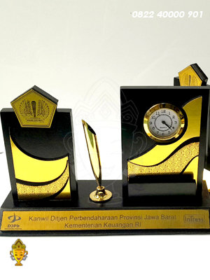 plakat djpb, cinderamata djpb, cinderamata akrili, cinderama akrilik custom, custom cinderamata, cinderamata perusahaan, cinderamata perusahaan custom, cinderamata pemerintah, cinderamata pemerintahan, cinderamata custom akrilik, cinderamata perusahaan bandung, cindermata instansi, cinderamata murah, contoh cindemata bandung, plakat bandung, raja plakat bandung, souvenir premium, souvenir cinderamata, plakat souvenir