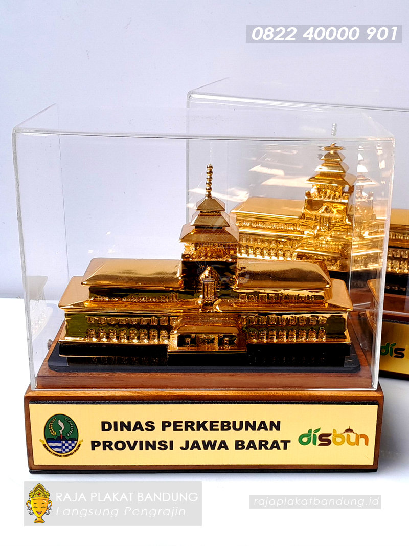 miniatur gedung sate disbun, miniatur gedung sate, miniatur gedung sate bandung, miniatur gedung sate jawa barat, miniatur gedung sate souvenir, miniatur gedung sate resin, miniatur gedung sate logam, miniatur gedung sate akrilik, miniatur gedung sate custom, miniatur gedung sate eksklusif, miniatur gedung sate koleksi, miniatur gedung sate skala, miniatur gedung sate replika, souvenir miniatur gedung sate