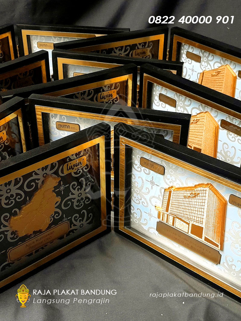 plakat kayu bank mandiri untuk cinderamata