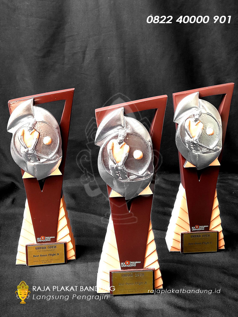 piala golf unpad custom bahan kayu dan logam