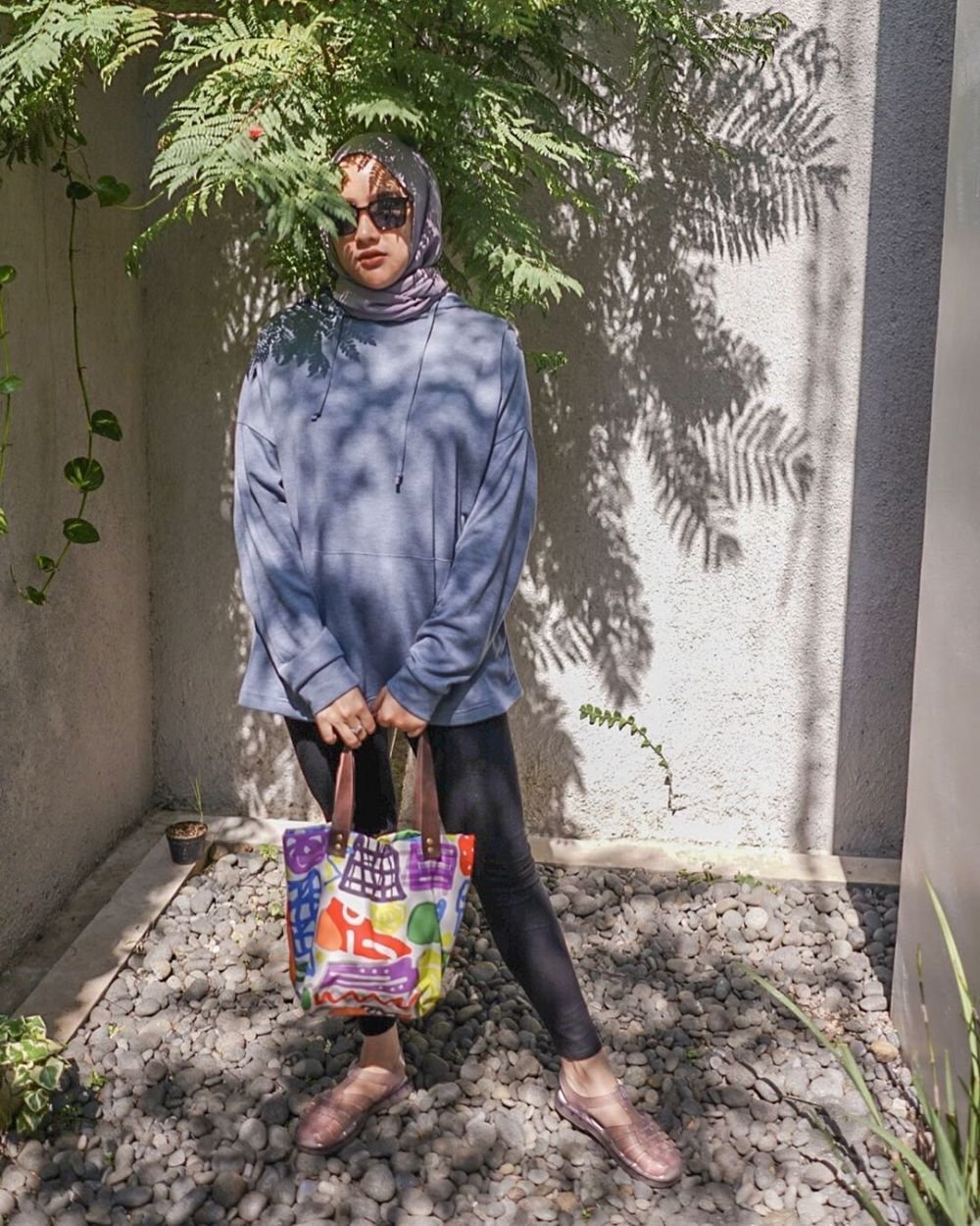 10 Inspirasi OOTD Hijab Kece Pakai Tote Bag ala Syanindita ...