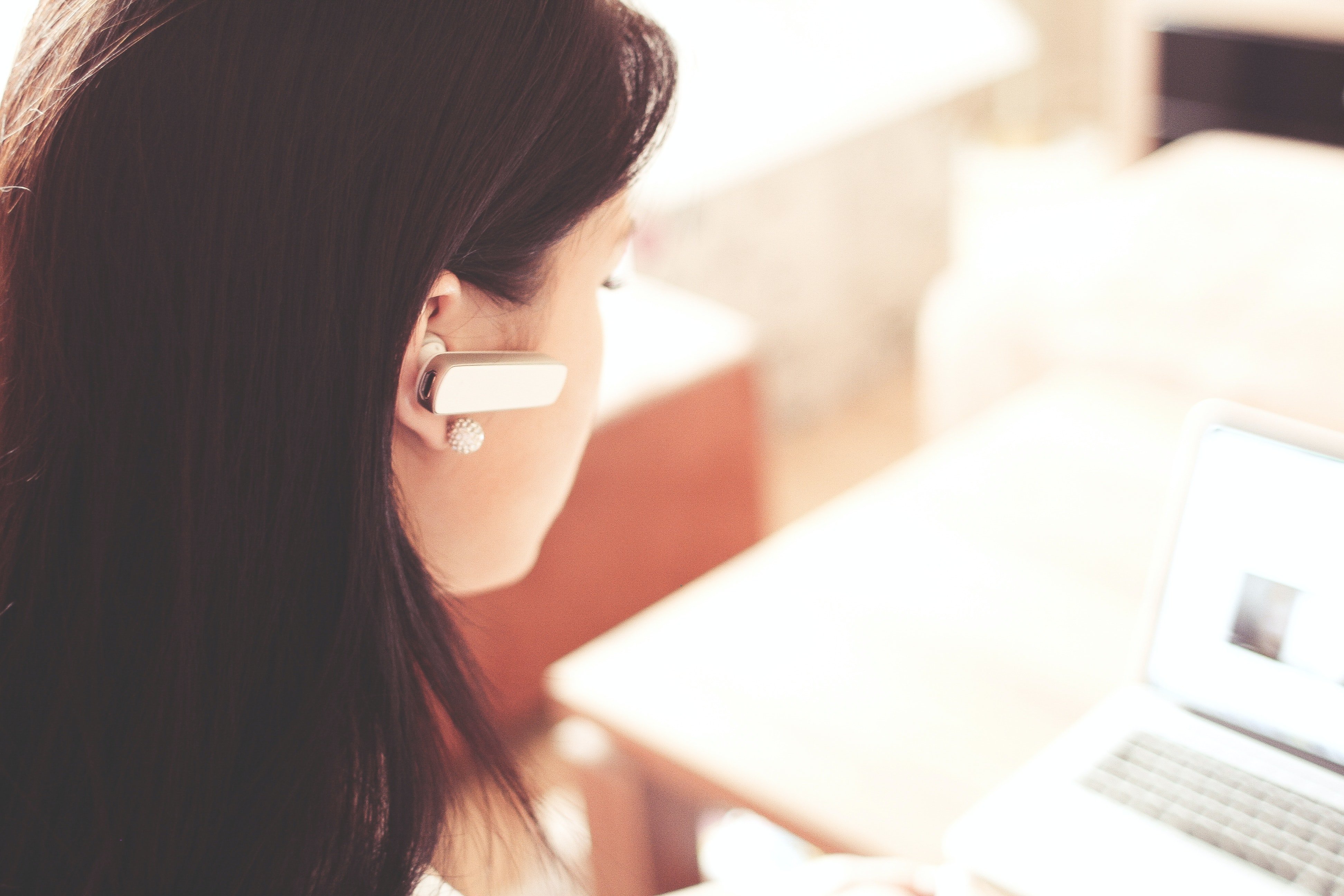 Bedakah Earphone, Headset, Headphone, Handfree dan Earbuds