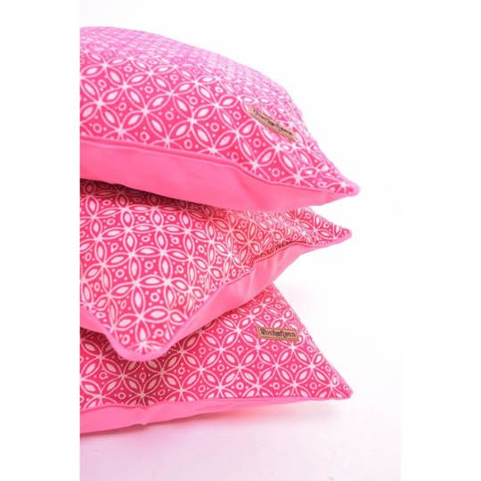 Sarung Bantal Pink batik