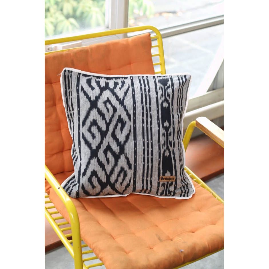 Sarung Bantal White Tenun