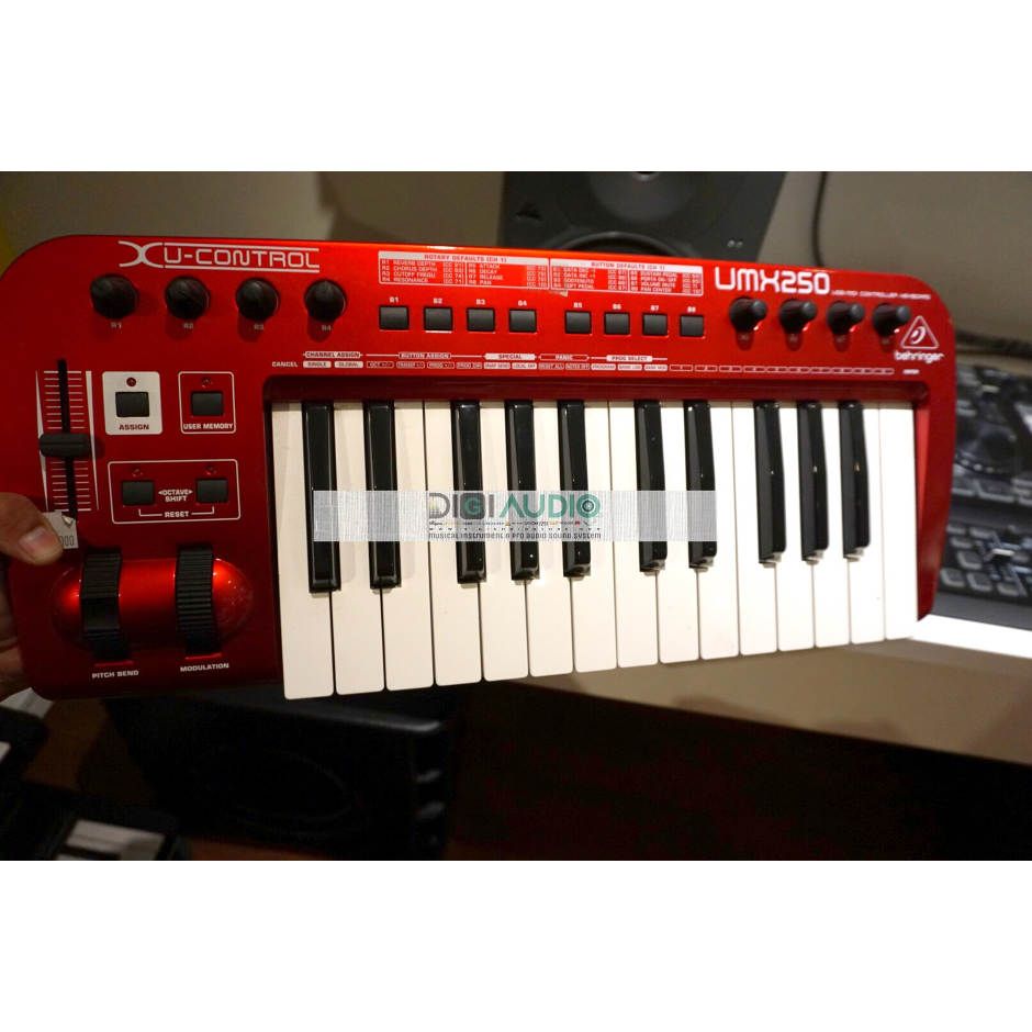 Behringer UMX250 Keyboard Midi Controller