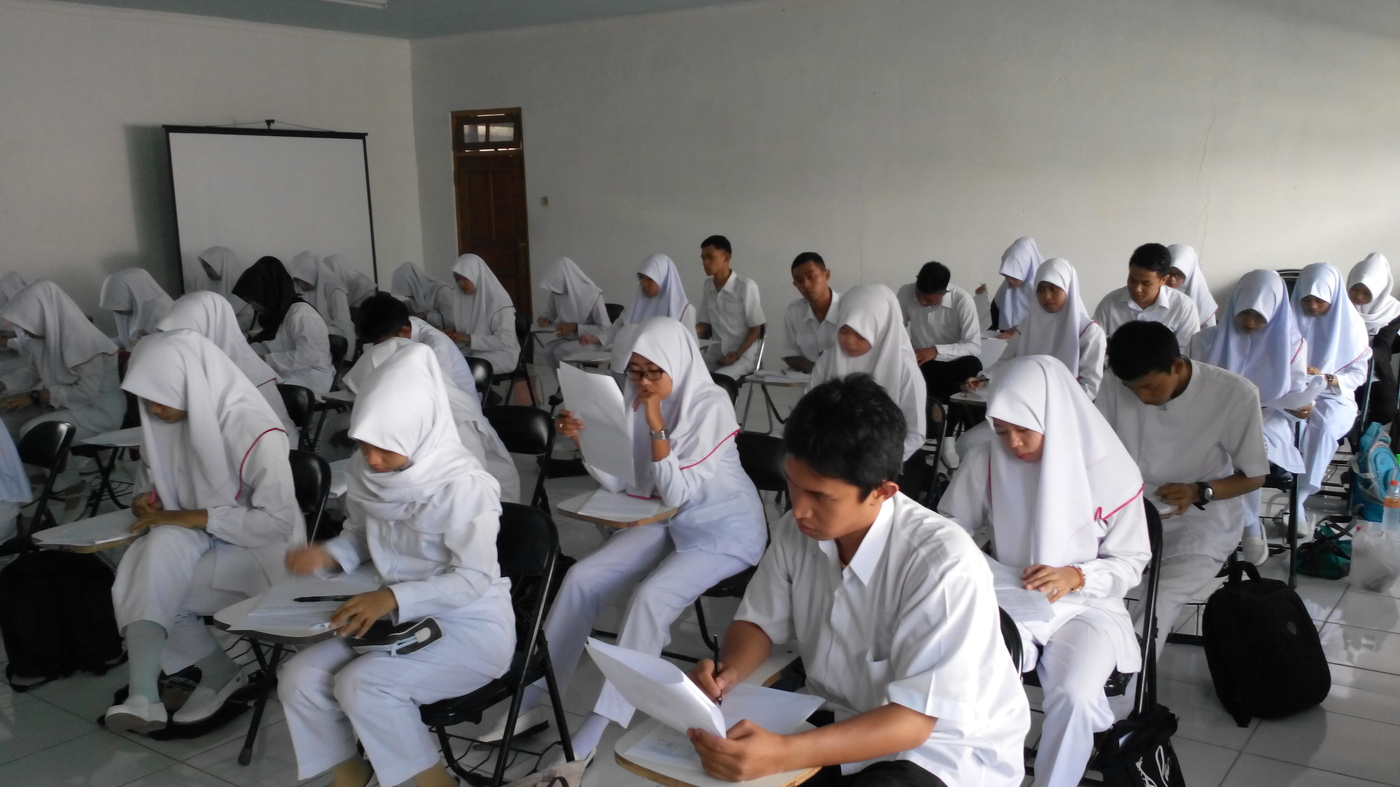 Mahasiswa Stikes Cirebon melaksanakan UTS