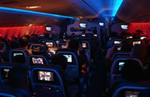 Mengapa Lampu Kabin Pesawat Dimatikan Saat Takeoff & Landing?