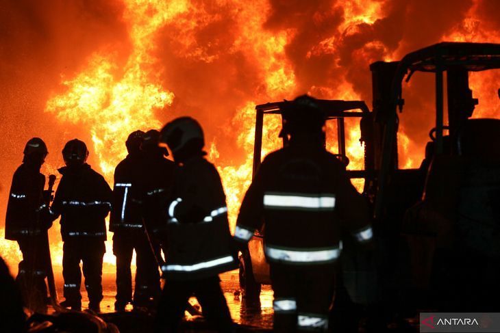 Kebakaran Gudang Karet di Surabaya, 18 Unit Mobil Damkar Dikerahkan