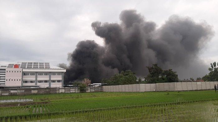 Kebakaran Pabrik Pakaian Dalam di Bantul, 8 Unit Kendaraan Pemadam Kebakaran Dikerahkan