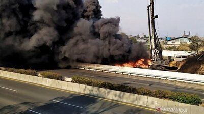 Pipa Minyak Pertamina Terbakar 25 Mobil Pemadam Kebakaran Dikerahkan