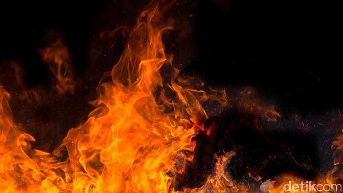 Kebakaran Pemukiman Padat Penduduk di Kampung Pulo, 13 Mobil Damkar Dikerahkan