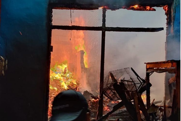 Kebakaran Rumah di Kebon Jeryk Jakbar, 15 Unit Mobil Damkar Dikerahkan