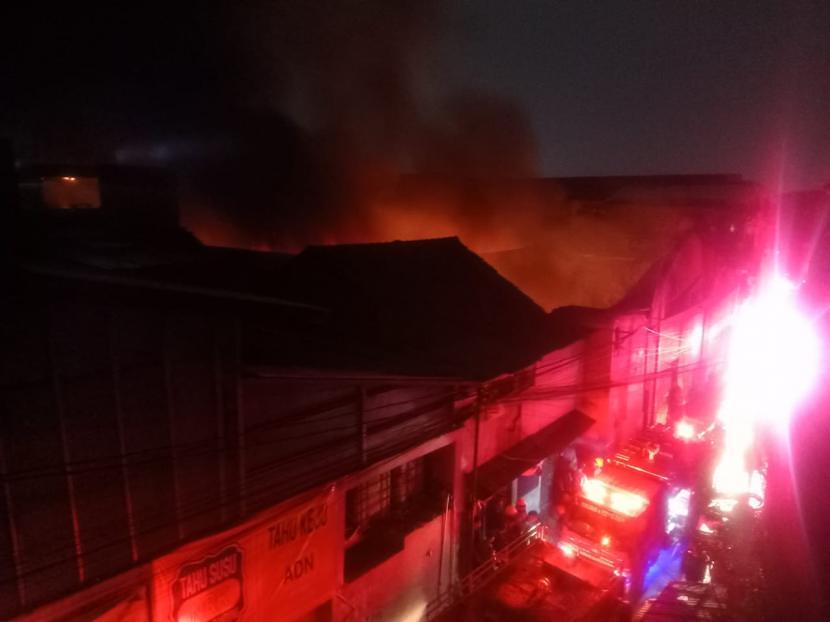 Gudang Mainan di Ciparay Bandung Kebakaran, 10 Unit Damkar Dikerahkan