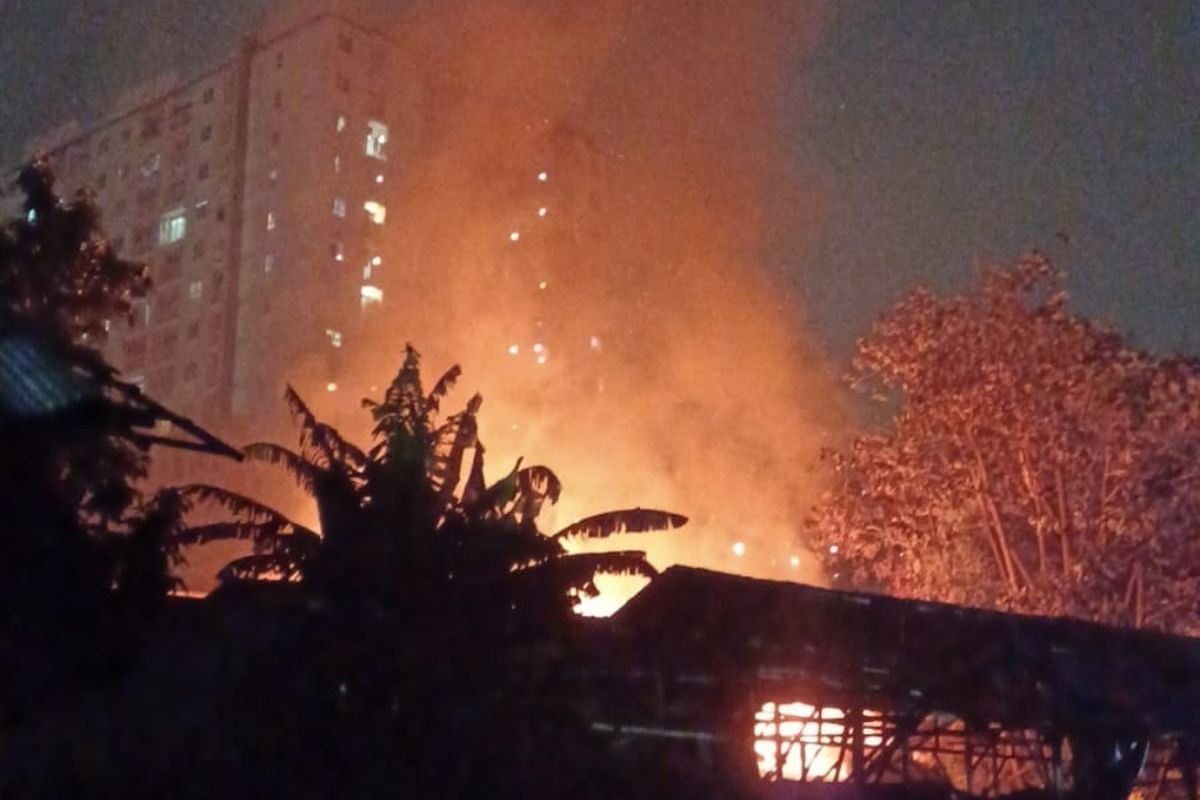 Kebakaran Gudang Triplek di Duren Sawit, 23 Mobil Pemadam Kebakaran Dikerahkan