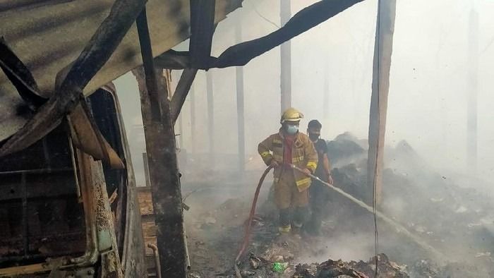 2 Truk Hangus Saat Lapak Pengolahan Sampah di Tangerang Terbakar