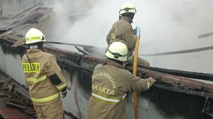 Kebakaran 3 Rumah di Cakung, 8 Unit Mobil Damkar Diturunkan