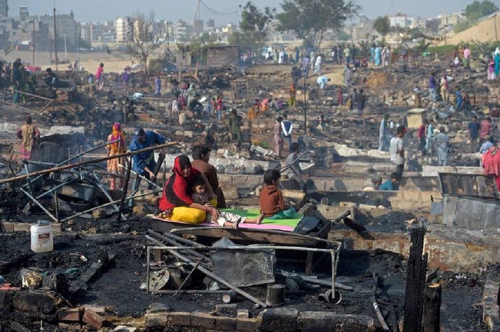 Kebakaran Hanguskan 100 Gubuk di Pakistan, 10 Truk Pemadam Dikerahkan