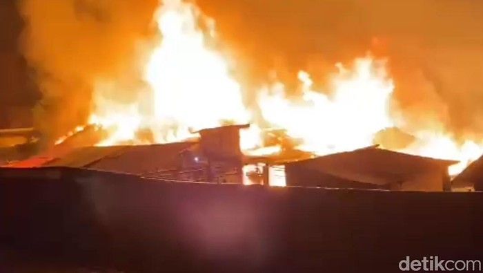 Kebakaran Hebat di Pasar Ampera Jambi, 5 Unit Damkar Diterjunkan