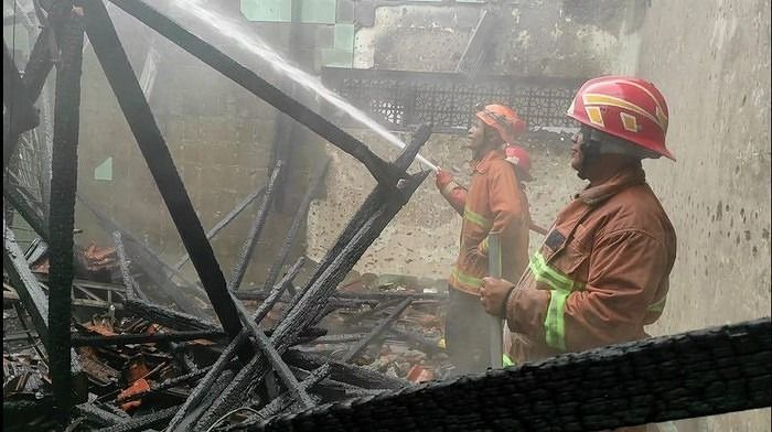 Kebakaran Gudang Alat Kontrasepsi di Jember, 2 Truk Damkar Diterjunkan