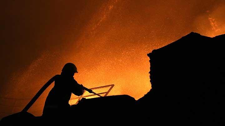 Kebakaran di Cibodas Sukabumi, Sejumlah Kios dan Kendaraan Hangus Terbakar