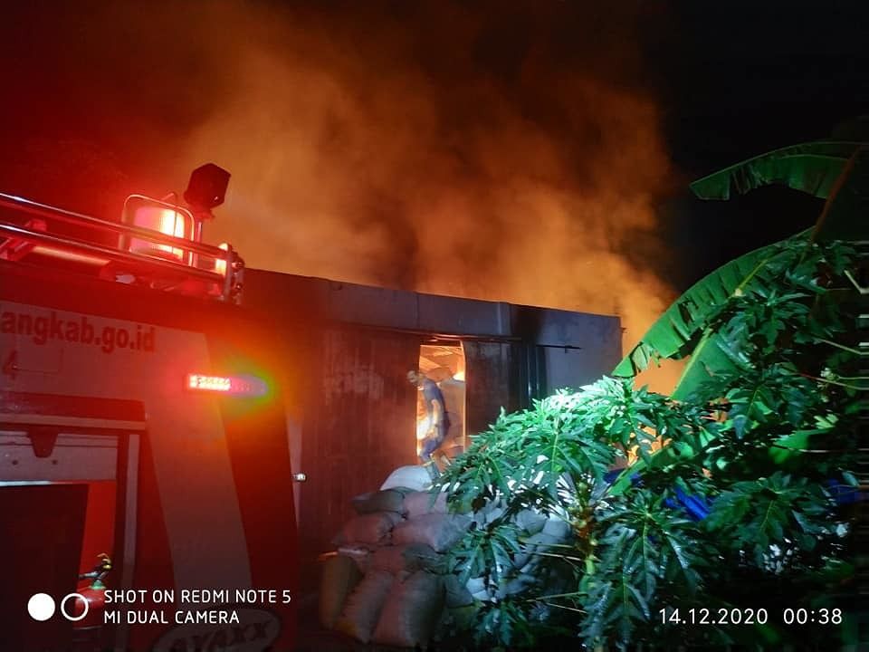 Kebakaran Gudang Kapas di Malang 4 Truk Pemadam Kebakaran Dikerahkan