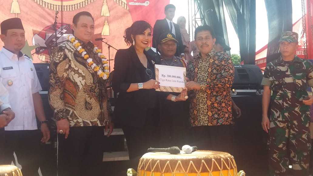 Maya Miranda Ambarsari Salurkan Donasi Pembangunan Masjid Khalifah di SMAN 05 Kota Bengkulu