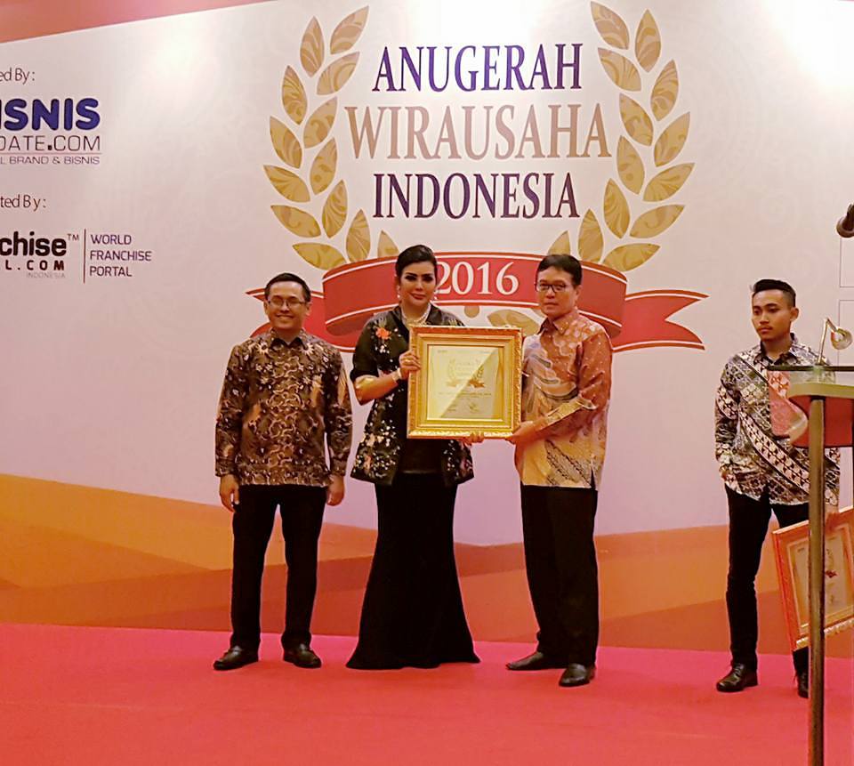 Elliottii Residence Antarkan Maya Miranda Ambarsari Raih Anugerah Wirausaha Indonesia 2016