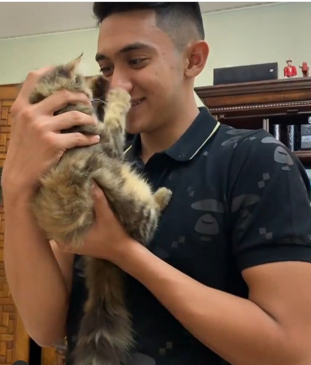 Gemes Liat Khalifah Bermain dengan Kucing, Bikin Netizen Baper Pengen jadi Kucingnya
