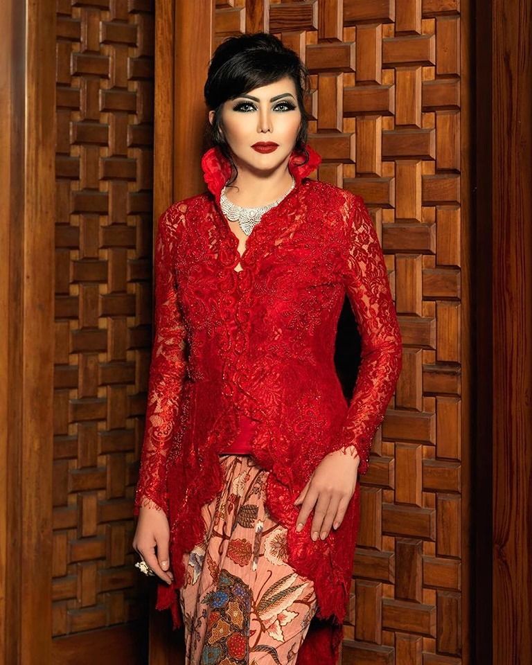 Cantik dan Elegannya Maya Miranda Ambarsari dalam Potrait Diri untuk Museum Bank Indonesia 