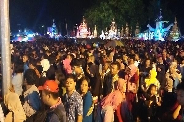 Warga Padati Lapangan Tugu Merdeka di Malam Puncak Festival Tabot