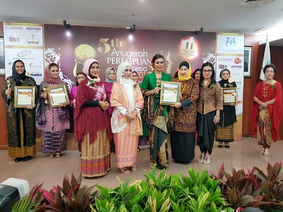 Maya Raih Anugerah Perempuan Indonesia 2017