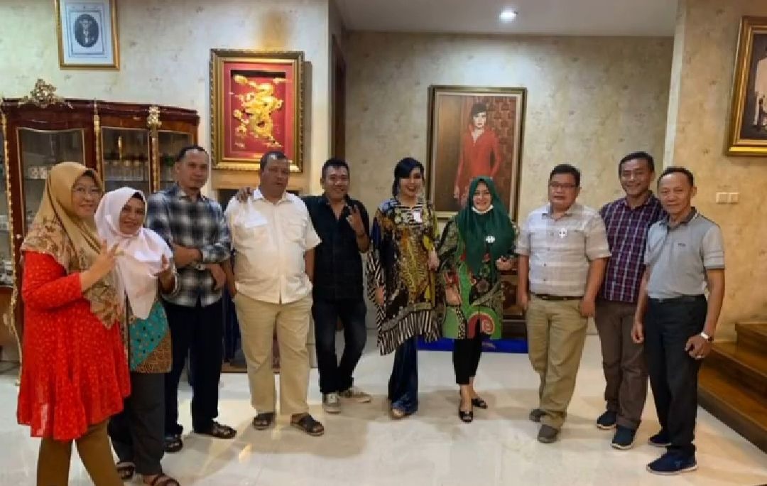 Maya Miranda Ambarsari bersama Para Alumni Bangun Masjid Khalifah SMPN 2 Bengkulu